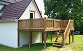 Balkon mit einer Treppe aus Lärche