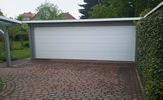 Doppel-Carport mit Garagentor