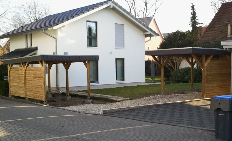 Carport für einen PKW mit Imprägnierung, Schuppen, Schieferblende, Aluminium-Kante und Fundamenten – in Lemgo