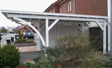 Einzel-Carport aus BSH Leimholz mit Leimbinder-Bogen, 12/12 Pfosten, Fundamenten und einer Aluminiumkante– in Bielefeld