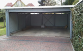 Doppel-Carports mit Aluminium-Pfosten und Wänden und einem Garagentor