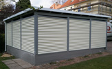 Doppel-Carports mit Aluminium-Pfosten und Wänden und einem Garagentor